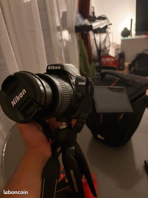 Nikon D5300 / 2 objectif 18-55mm + 50mm f1.8 / trépied / kit nettoyage (image 3)