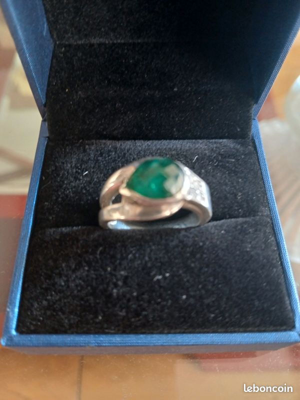 Bague argent sertie d,une magnifique émeraude taillée d,environ2,5 carats , cédé 450 euro , à débatre raisonnablemét ? (image 1)