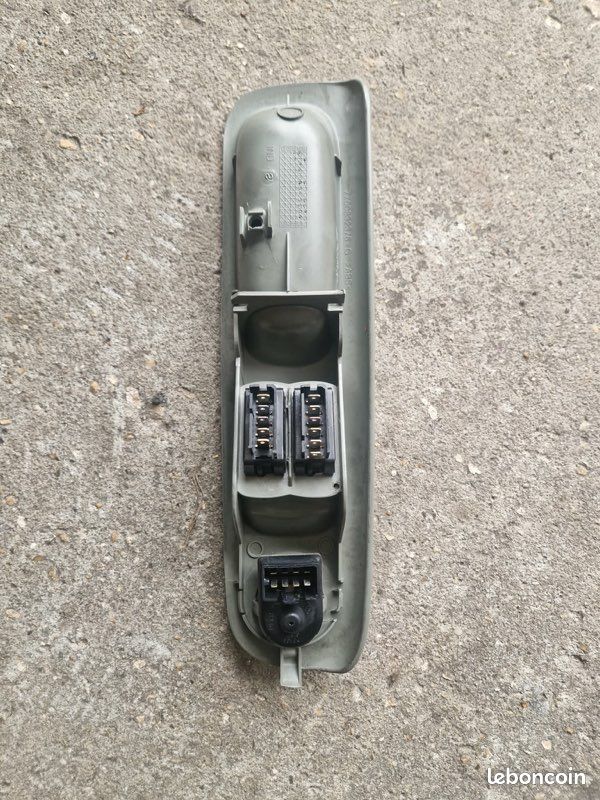 Bouton vitre électrique twingo 1998 (image 2)