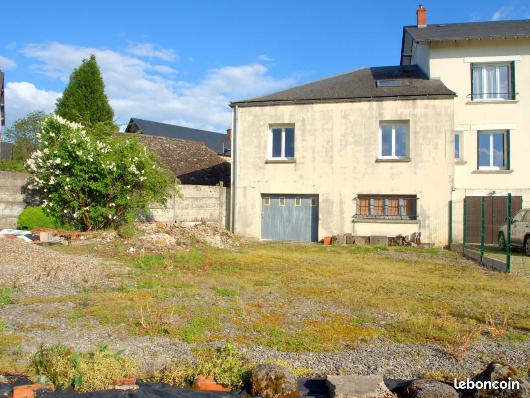 Maison 6 pièces 180 m² · à Messeix · 180 m² · 50 000 €