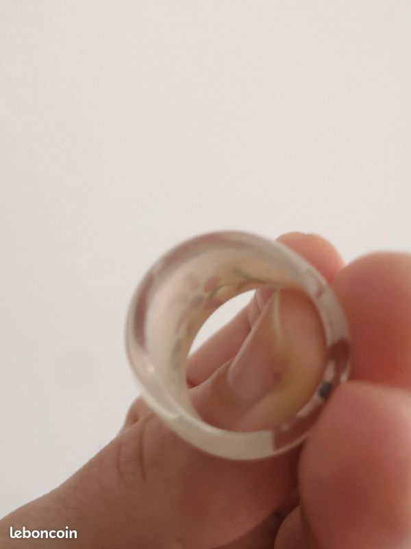 Très belle grosse bague funky fantaisie en plastique bombé blanc