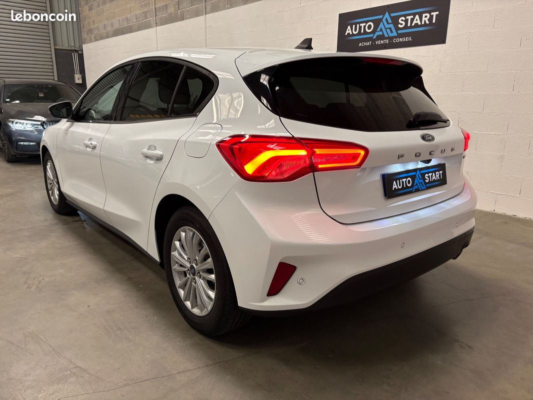 FORD Focus Berline Titanium X 1.0 EcoBoost 125 / CARPLAY / LINE ASSIST / CAMERA RECUL / RADAR AR / REGULATEUR LIMITEUR / CLIM AUTO (image 3)