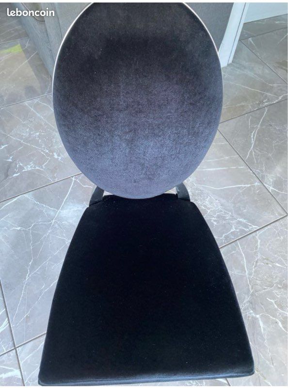 Table ronde et chaises médaillons (image 4)