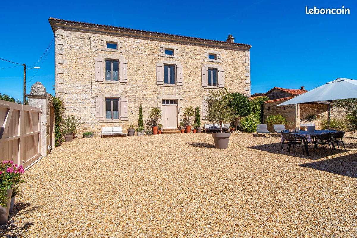 Maison 8 pièces 147 m² · à Charmé · 147 m² · 239 000 €