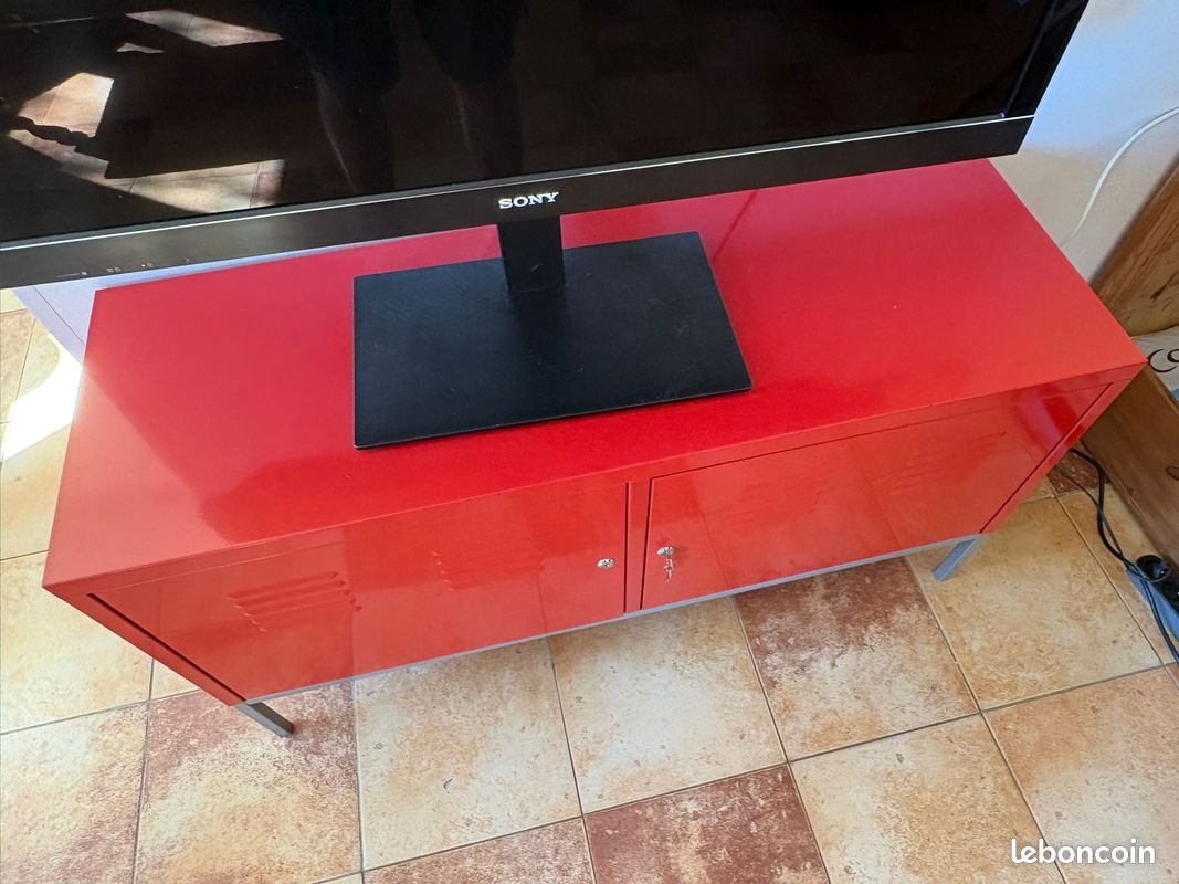 Meuble bas IKEA PS rouge en métal – style industriel (image 3)
