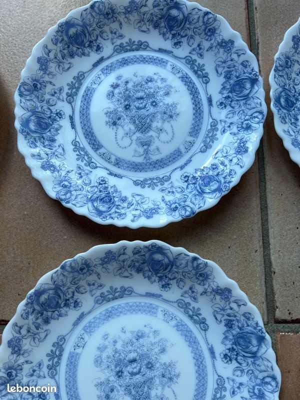 Assiettes à dessert Arcopal x 11, oignons bleus, pièce vintage, made in