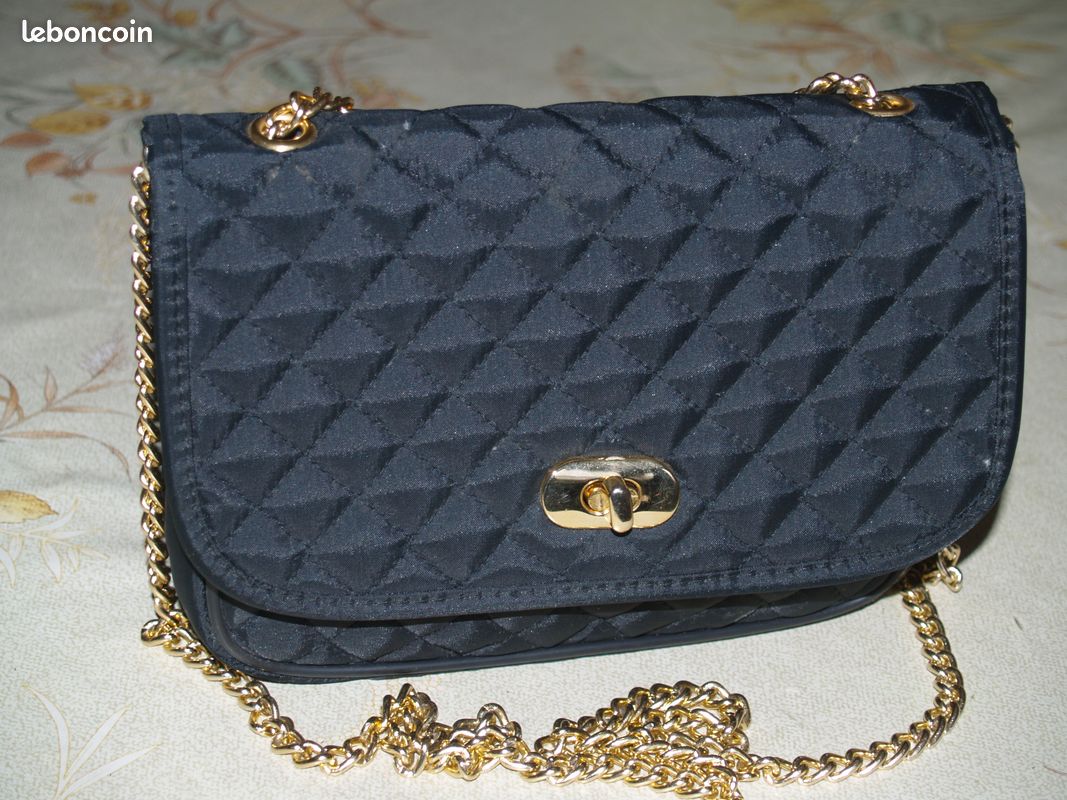 Sac femme noir en tissu matelassé et chaine doré (image 2)