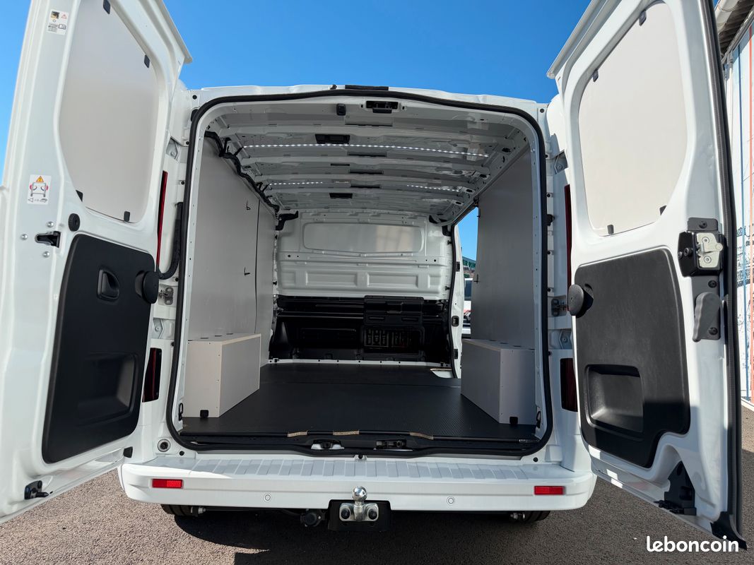 32150 ht Nissan Primastar L2H1 170 cv BVA9 Tekna + Kit bois + Attelage (image 3)