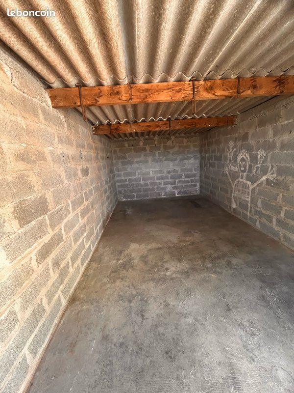 Garage · à Ayguesvives · 100 €/mois