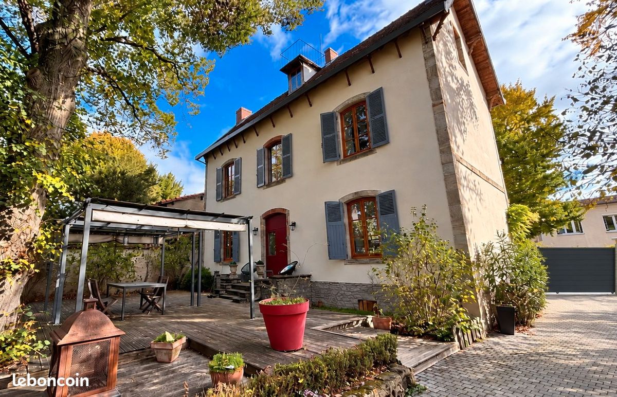 Maison 10 pièces 296 m² · à Lezoux · 296 m² · 380 000 €