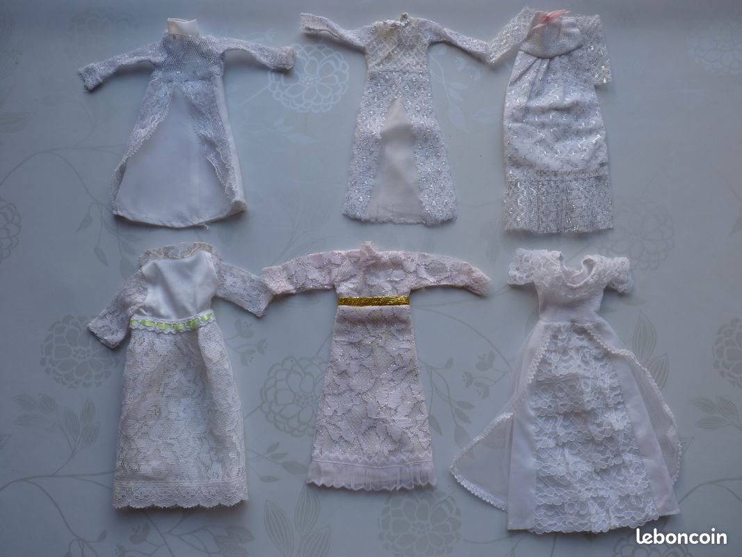 Lot Barbie vintage - robes, cintres, objet de collection
