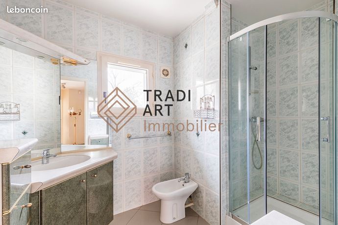 https://img.leboncoin.fr/api/v1/lbcpb1/images/de/d1/b7/ded1b7a7ad803bfe2640965f0c68e2deac34b48a.jpg?rule=ad-image