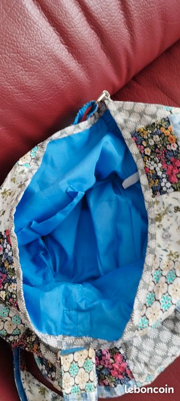 Sac en tissu à bandoulière - Façon patchwork - TBE - Dimensions : Longueur/38cm - Hauteur/29cm - largeur fond du sac/16cm - Doublé - 3 poches intérieures dont une avec fermeture éclair (image 2)
