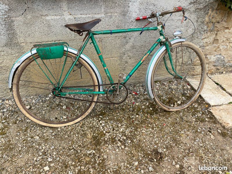 Insigne antique de tête de bicyclette Peugeot - Emblème du lion de Paris - France
