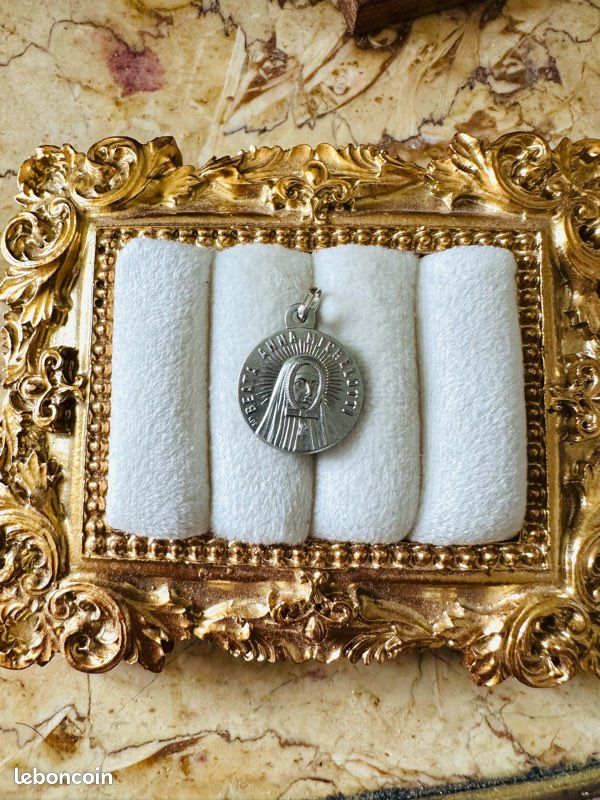 Médaille reliquaire relique argent bienheureuse Anne Michelotti (image 1)