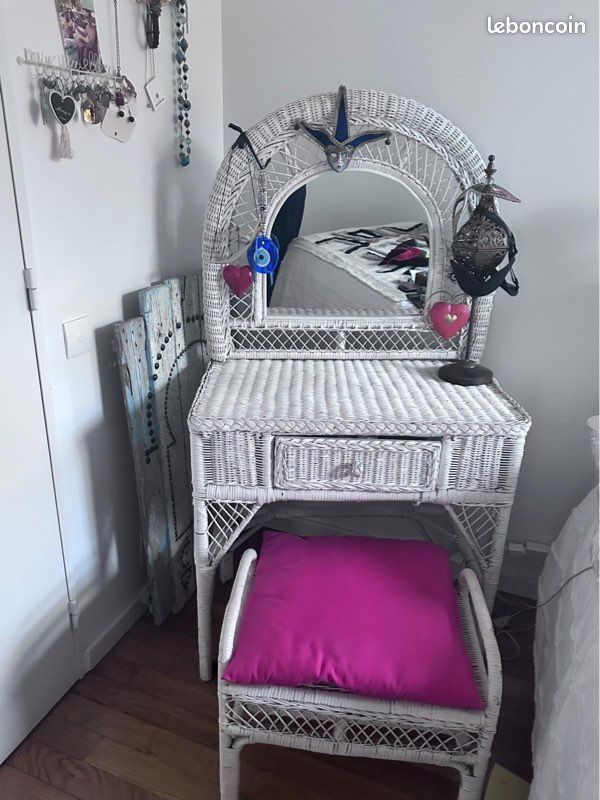 Jolie Coiffeuse en rotin blanc tressé avec son Tabouret (image 1)