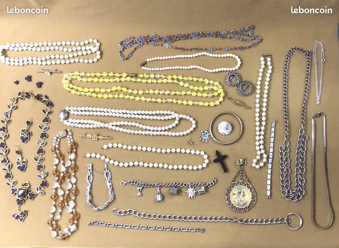 GROS LOT Bijoux COLLIERS Rétro VINTAGE FANTAISIE Pendentifs amulettes etc