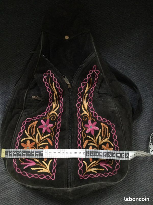 Sac à main noir à motifs cousus (image 2)
