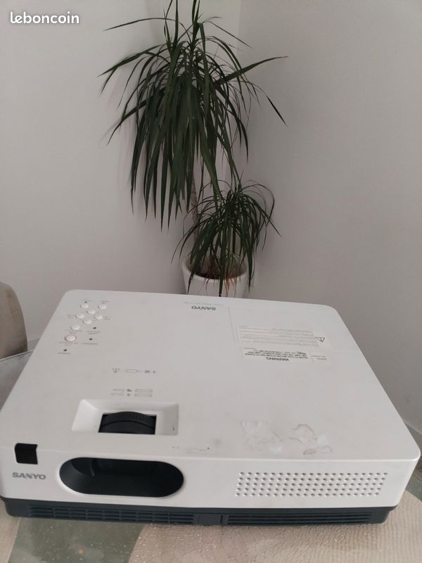 Vidéoprojecteur Sanyo PLC-XW200 – Occasion – À Vérifier