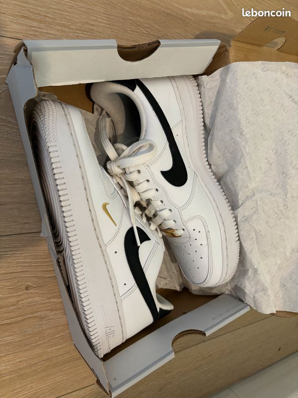 Low Air Force One DorÃ©e Nike Air Force Low Essential Blanc Noir