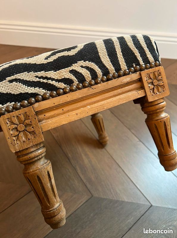 Ancien repose pied a bascule en bois et tissu style flanelle Fait a