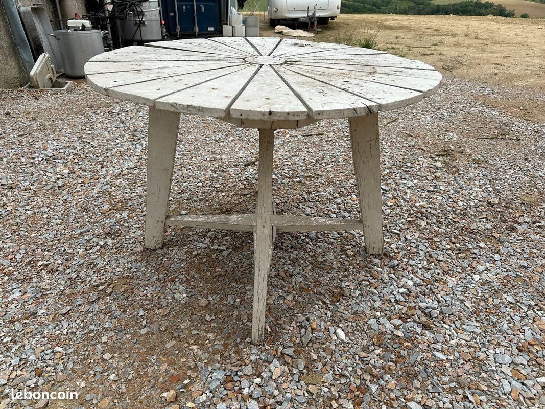 Table ancienne (image 1)