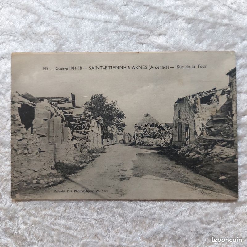 CPA Les ruines de MONT-AIGUILLON - Une breche (71240