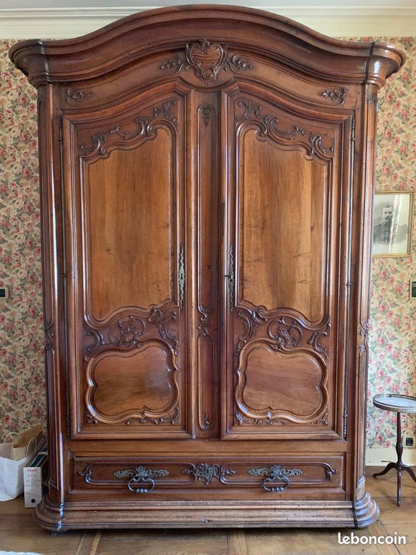 Armoire lyonnaise en noyer (image 1)