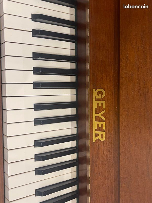 Piano (image 1)