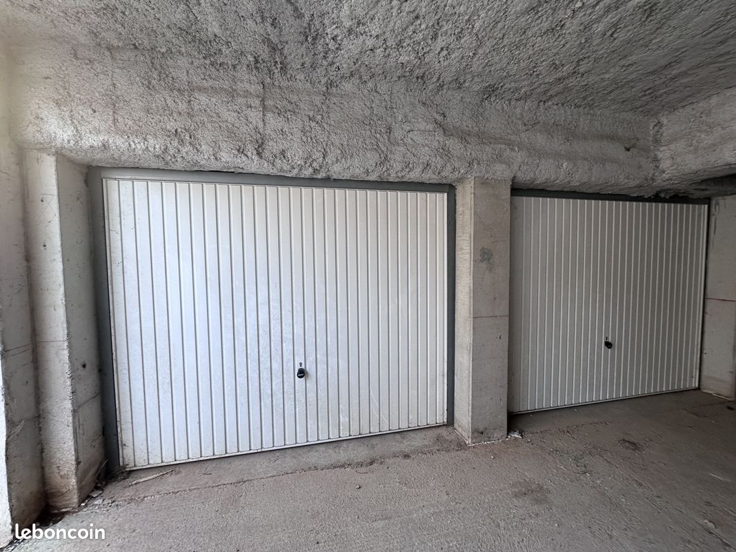 Parking 26 m² · à Ollioules · 26 m² · 225 €/mois