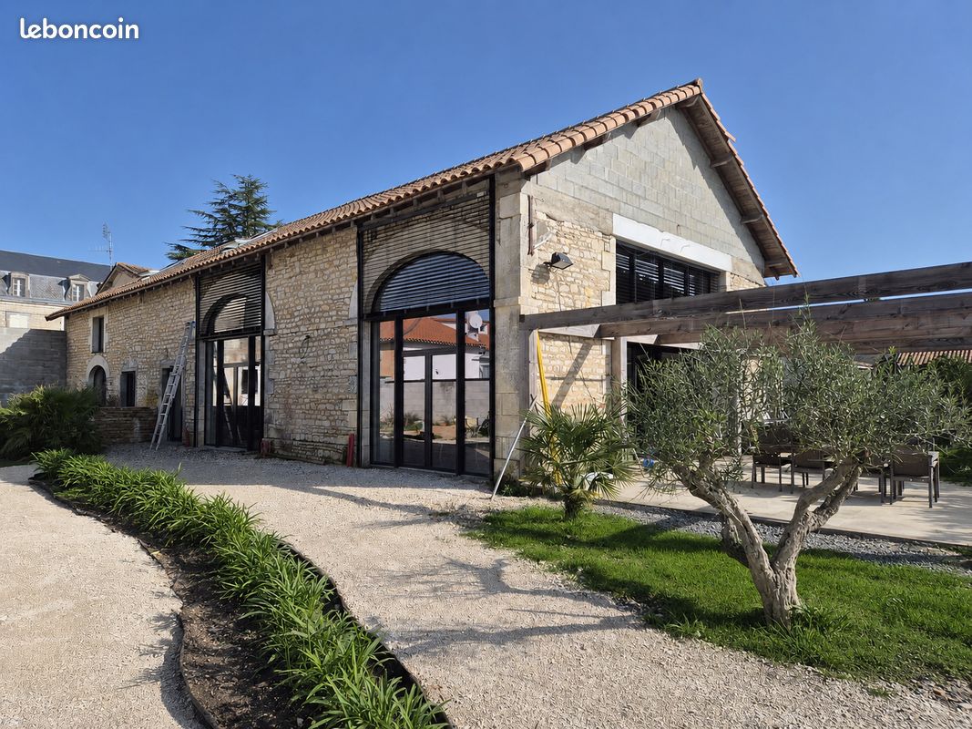 Maison 9 pièces 306 m² · à Mansle-les-Fontaines · 306 m² · 375 000 €