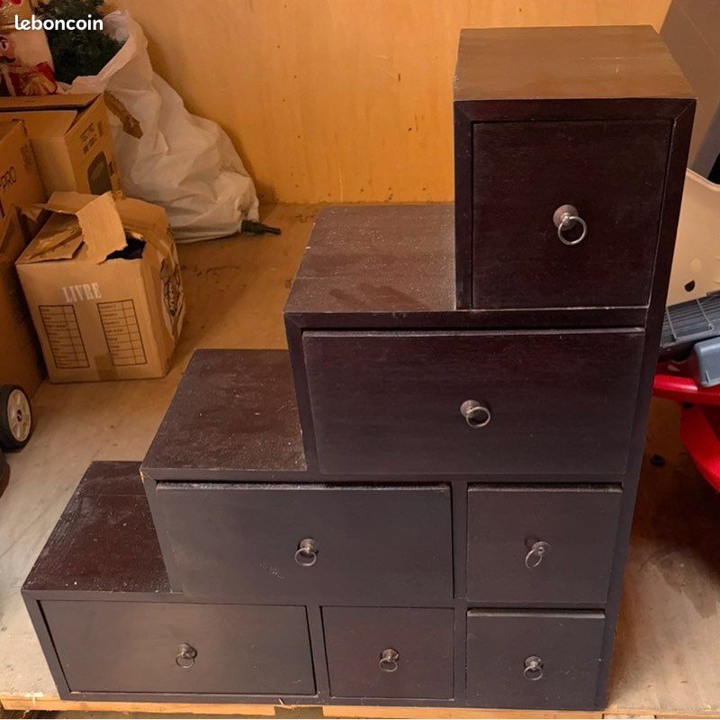 Meuble de rangement à tiroirs en escalier – Original et pratique (image 1)