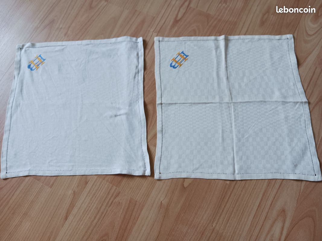 Serviettes de table blanche brodée 33 cm Lot de 3 (trous minimes sur une) (image 1)