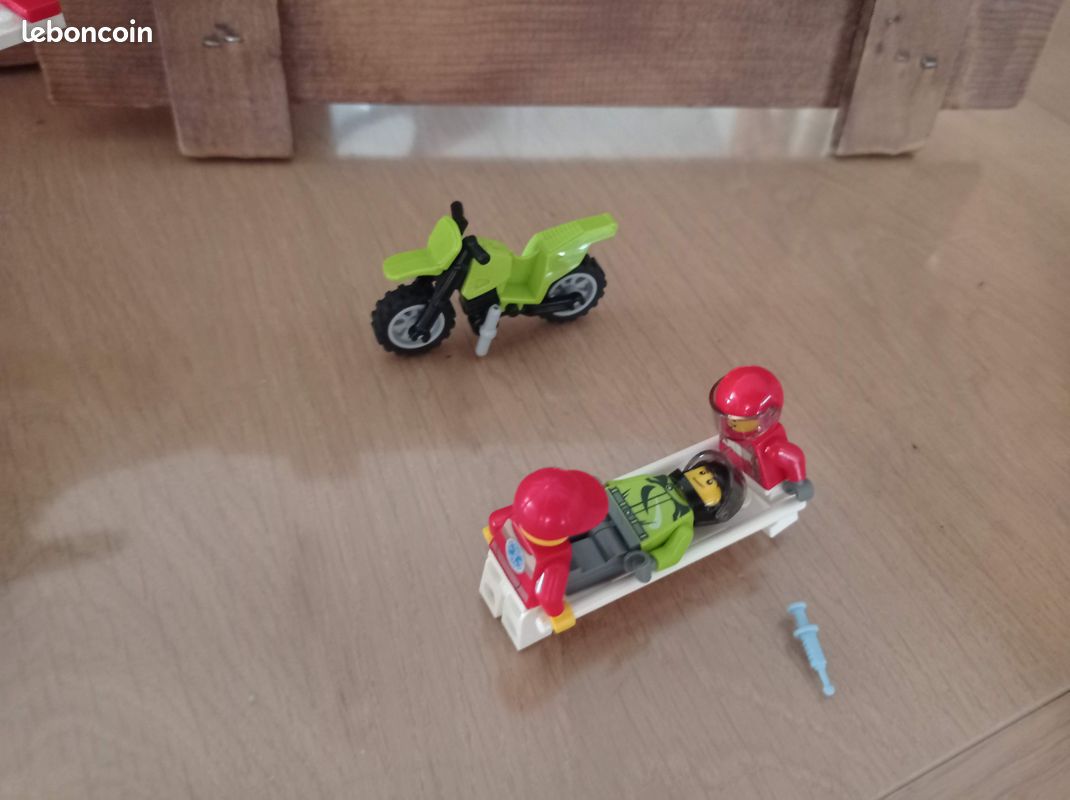 LEGO City L'avion de secours 60116 (image 3)