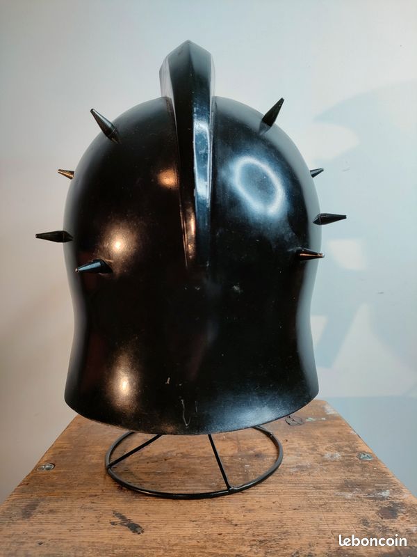 Gladiateur . Casque noir à pointes (image 3)