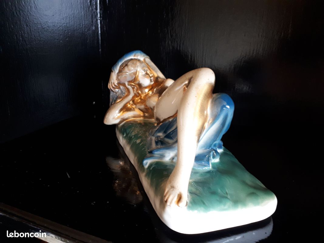 Statuette Art Déco ancienne faïence femme allongée (image 1)