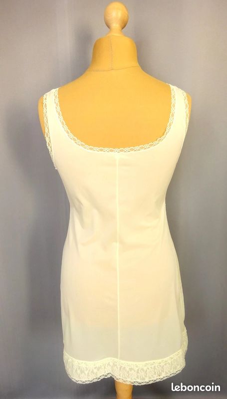 Jolie robe ancienne en dentelle vintage avec col en dentelle aux fuseaux - France