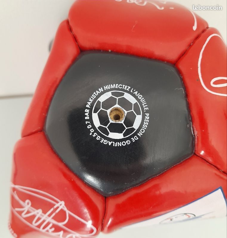 Ballon Signé De Tous Les Joueurs Français Champions Du Monde En 1998
