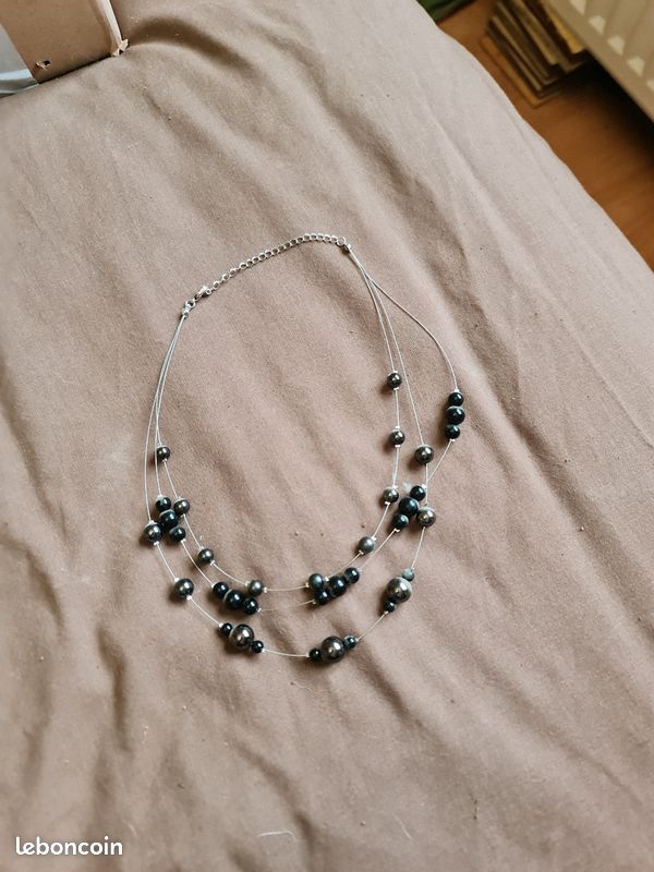Collier fantaisie 3 rangs billes noires (image 1)
