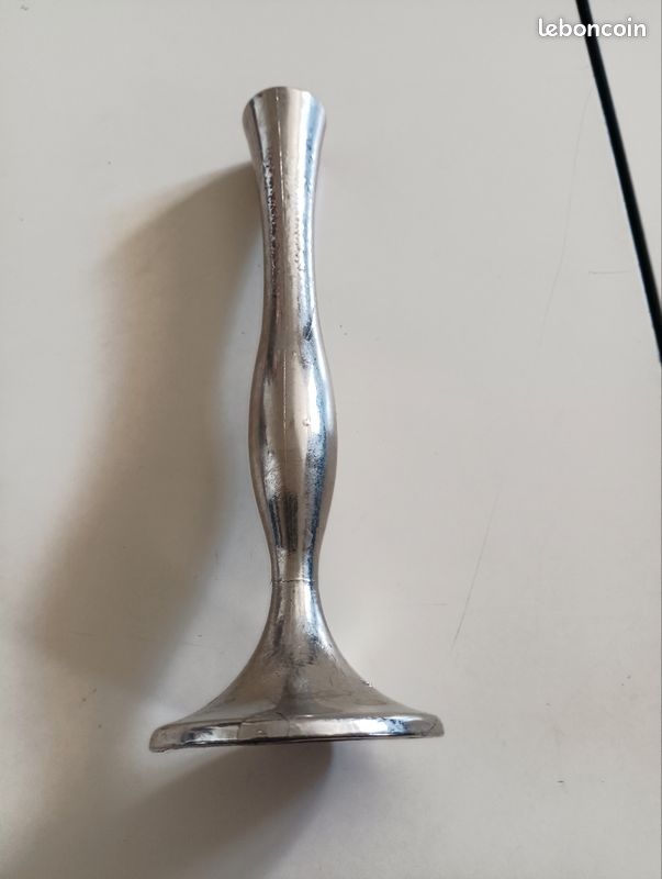 Vase En étain d'époque Art Nouveau Vase En étain d'époque Art Nouveau