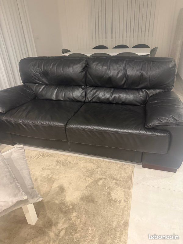 Canapé, trois places en cuir noir longueur 2 m largeur 90 cm. Très bon état (image 3)