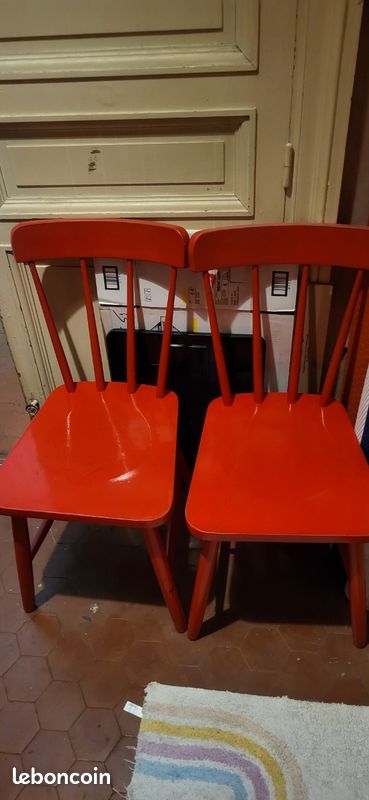 Lot 2 chaises en bois rouge (image 1)