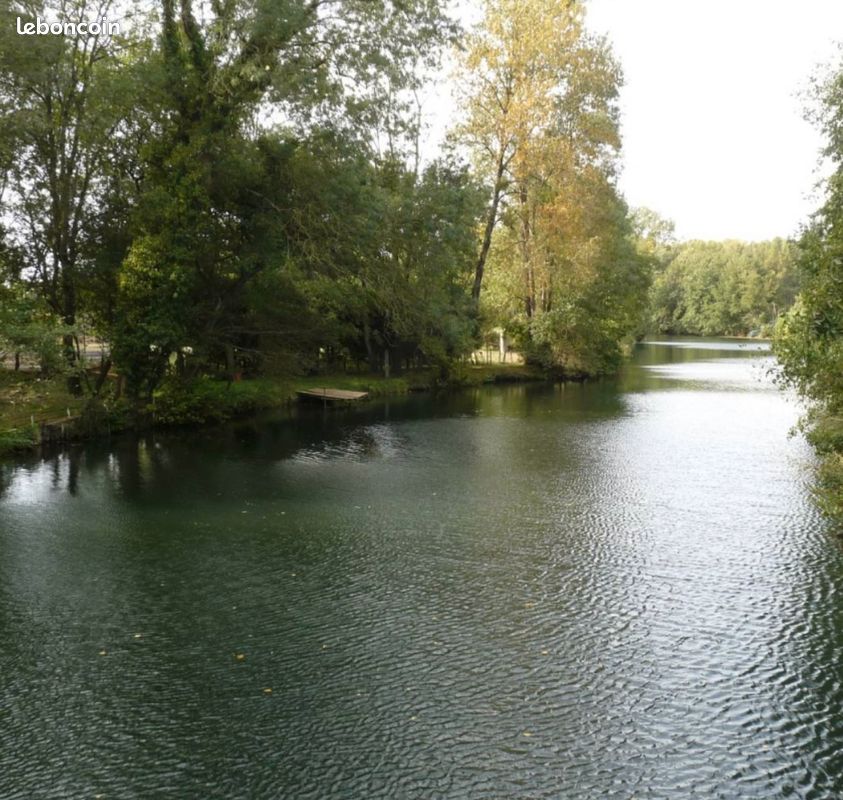 Terrain constructible bord de Charente — façade rivière & droits de pêche — 30 000 · à Aunac-sur-Charente · 30 000 €