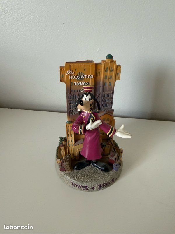 Statue Dingo groom Hollywood Tower Hotel (image 1)