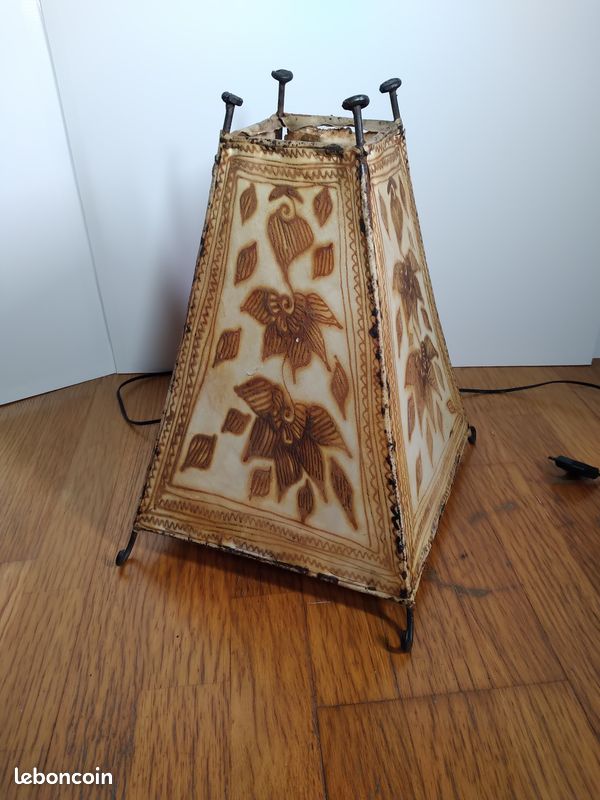 BIG28 - Lampe marocaine vintage en peau de chèvre – Fer forgé et décor henné – 40 cm (image 1)