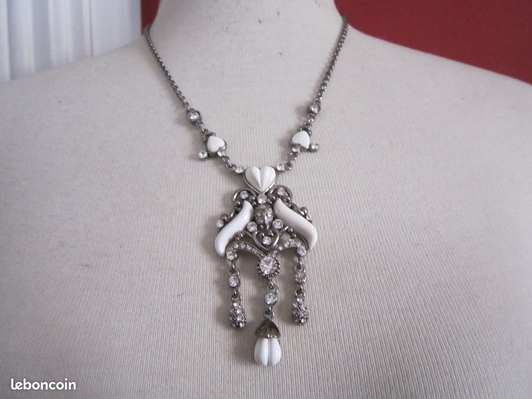 Ensemble blanc collier et boucles d'oreilles (image 7)