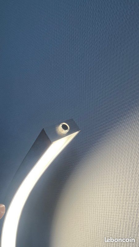 Lampe LED Arc Moderne – Très Bon État (image 4)