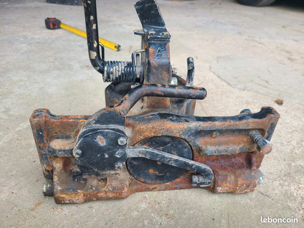 Chappe,crochet,attache remorque de tracteur etat neuf,voir detail (image 2)