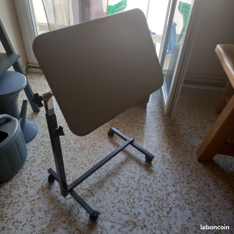 Tablette de lit pivotante (image 2)