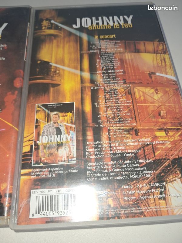 Vend 1 coffret de 2 cassettes hommage à Johnny hallyday stade de France 98 le concert et les coulisses très bonne état prix 5 euros visible au domicile où envoie postal paiement sécurisé (image 3)